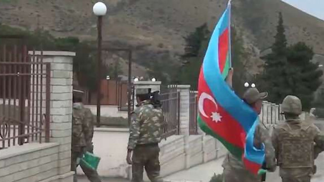 Azerbaycan ordusu, 27 yıl sonra Ermenistan işgalinden kurtarılan Kelbecer şehrine Azerbaycan bayrağı dikti.