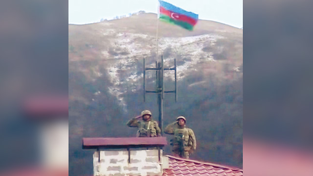 27 yıllık işgalden kurtarılan Kelbecer’de Azerbaycan bayrağı dalgalanıyor. Kente giren askerler, kent merkezine bayrağı dikti. 