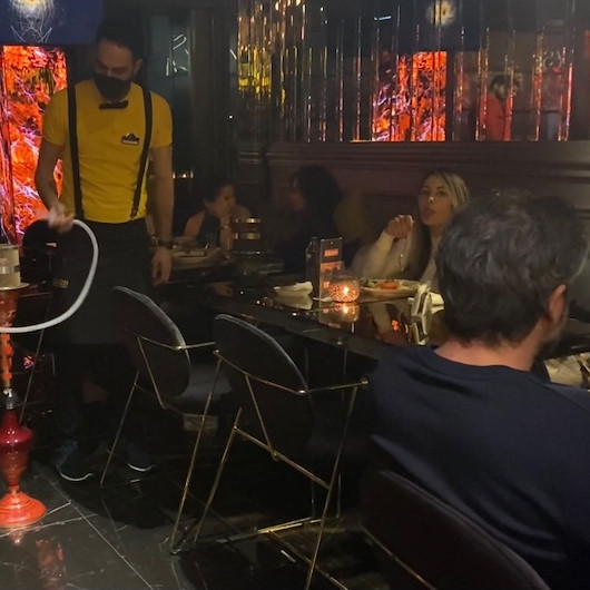 Koronavirüse aldırmıyorlar: Polis otelin terasını bastı