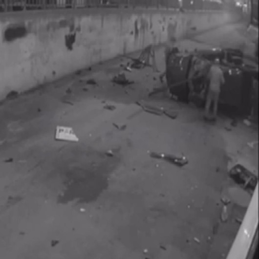 Kazada 3 metre yükseklikten takla atan sürücü kendi imkanlarıyla aracından çıktı