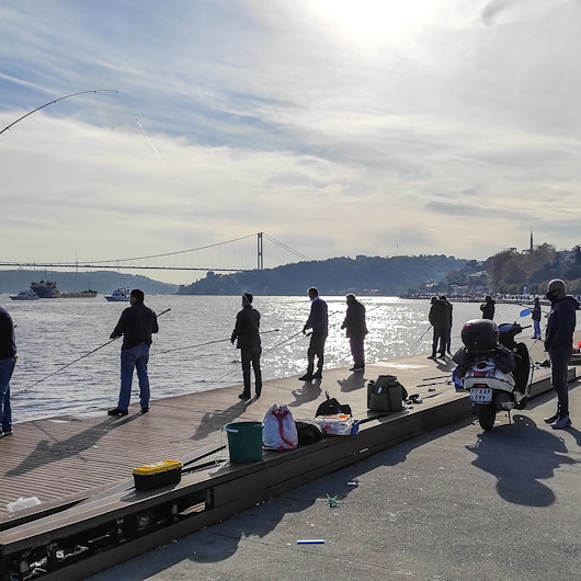 İstanbulda güneşi gören sokaklara çıktı: Sahillerde yoğunluk oluştu