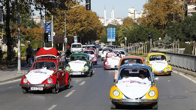 إسطنبول.. مسيرة بسيارات "الخنفساء" للتوعية بأهمية الكمامات