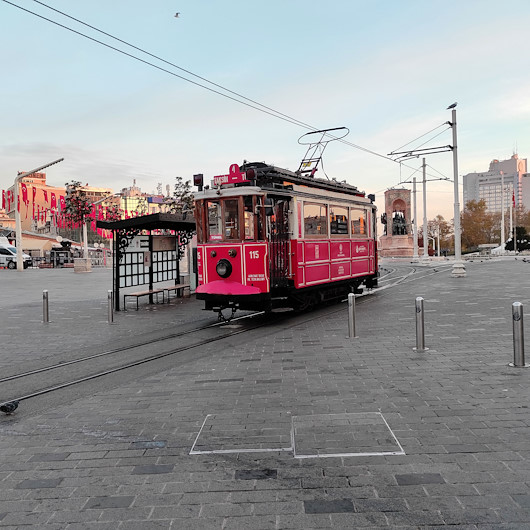 Vatandaşlar kısıtlamaya uydu: Meydanlar, caddeler boş kaldı