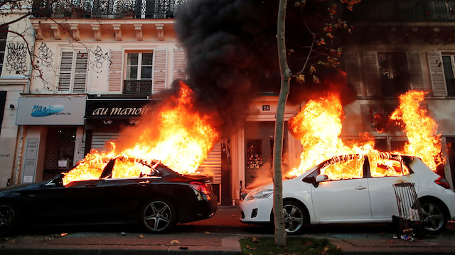 Fransa’nın başkenti Paris’te bulunan Republique Meydanı’nda bir araya gelen on binlerce kişi, Bastille Meydanı’na yürüyerek, hükümet tarafından çıkarılmak istenen “Küresel Güvenlik” yasasını ve artan polis şiddetini protesto etti. Göstericilerin çoğunluğunu medya çalışanları, gazeteciler, sendikalar, sol gruplar ve sivil toplum örgütleri oluşturdu.
