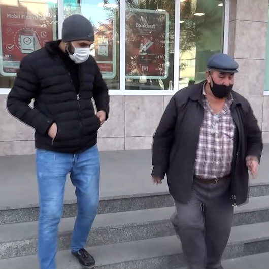 Afyonkarahisarda pes dedirten vurdumduymazlık: Bankaya girmeye çalışan koronavirüslü adam HES kodu sayesinde yakalandı