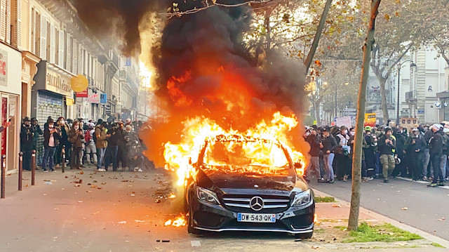 Fransa’da tartışmalı güvenlik tasarısı ile polis şiddeti Paris, Bordeaux, Lille, Montpellier, Nantes ve daha birçok şehirde protesto edildi. Bazı binalar ve araçlar ateşe verildi.