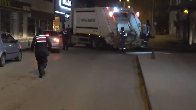 Çöp kamyonu, ekiplerden kaçan otomobili durdurmak için yolu kapattı.