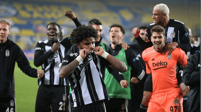 Beşiktaşlı futbolcular maç sonu Kadıköy'de galibiyet üçlüsü çekti ve deplasman tribününün önünde büyük bir sevinç yaşadı.