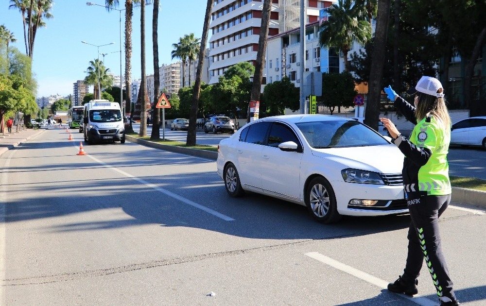 Adana Da Maske Takmayan Kadin Polisleri Tehdit Edip Gazetecilere Tepki Gosterdi Sikayet Etmemi Istemiyorsaniz Yeni Safak