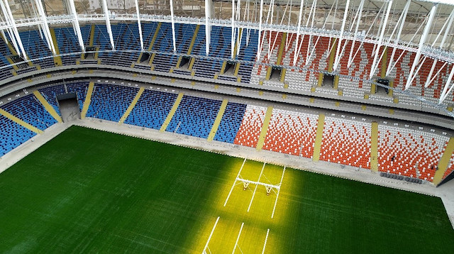 Koltuklar Adana Demirspor ve Adanaspor renklerine boyandı. 