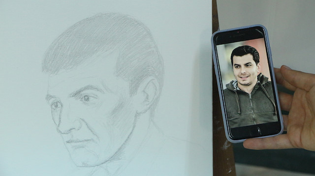 Adana'da ressam, sadece sesini duyduğu kişinin resmini çizebiliyor