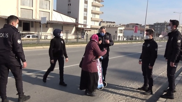Polisler kadını eve gitmeye ikna ederek, yol boyunca eşlik etti. 