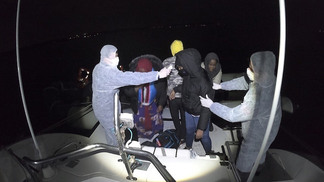 Sahil Güvenlik Komutanlığı ekipleri tarafından kurtarılan sığınmacılar.
