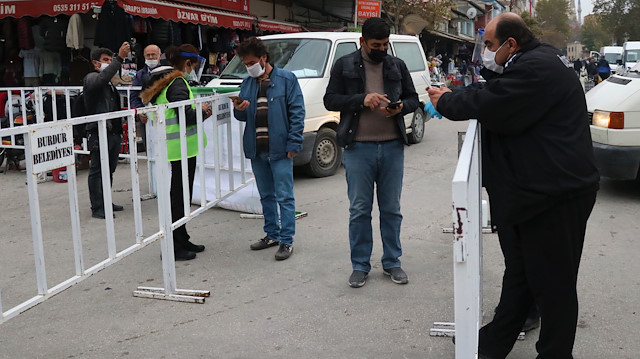 Uzay Çatı Pazar Alanı'na kurulan kentin en büyük semt pazarında polis ve zabıta ekipleri Kovid-19 denetimi yaptı.