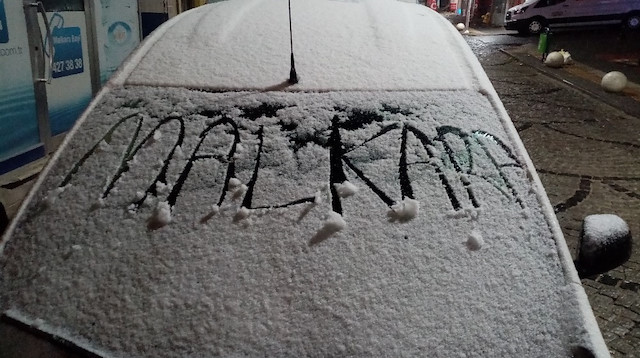 Edirne Malkara'da araçların üstü karla kaplandı.