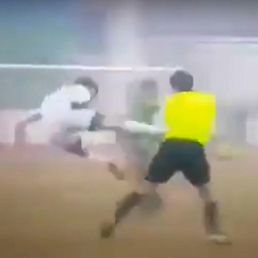 Neftchi Fergana, Turon Yaypan maçında yanlış karar veren hakeme futbolcudan uçan tekme