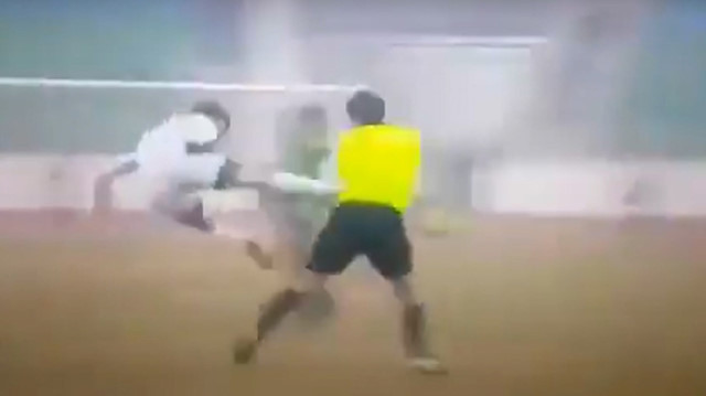Neftchi Fergana, Turon Yaypan maçında yanlış karar veren hakeme futbolcudan uçan tekme