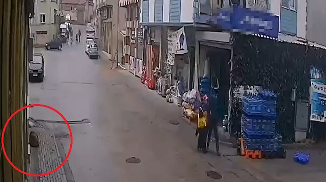 Bursa'da yürekleri ısıtan görüntü: Sokak köpeğinin ıslanmaması için iş yerinin tentesini açtı