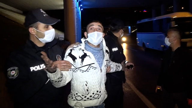 Bursa'da kısıtlamalara rağmen sokakta alkol alan genç, 'polisi seviyorum' dedi 3 bin 186 lira ceza yedi