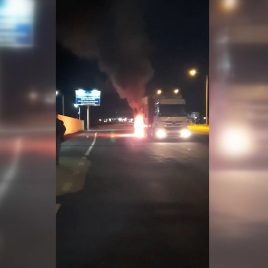 Erzincan’da hareket halindeki tırın lastikleri yandı