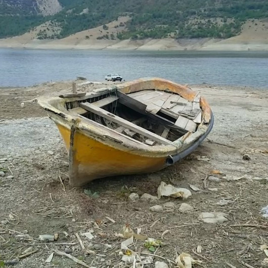 Barajda sular çekildi, kayıklar karada kaldı