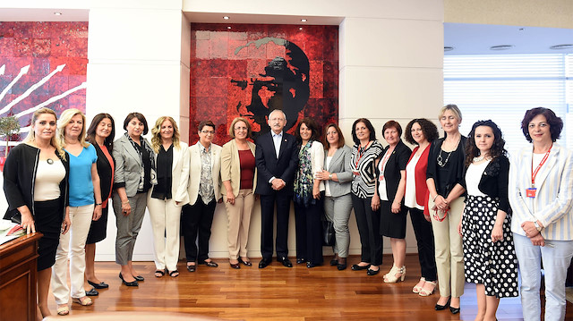 Kemal Kılıçdaroğlu, CHP Kadın Kolları üyeleriyle birlikte. 