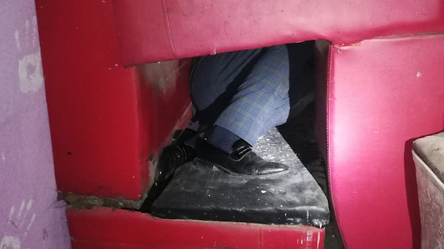 Koronavirüs tedbirlerine uymadılar, polis basınca koltukların arasına gizlendiler