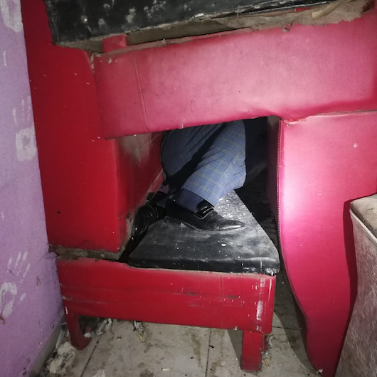 Koronavirüs tedbirlerine uymadılar, polis basınca koltukların arasına gizlendiler