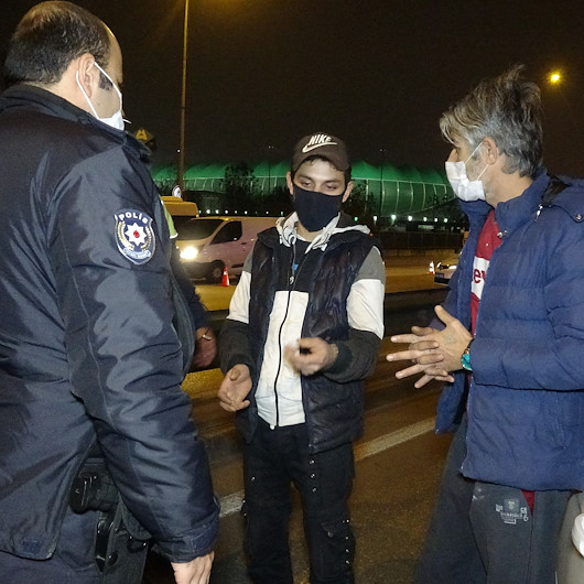 Polisi görünce otomobildeki uyuşturucuyu yere döktüler