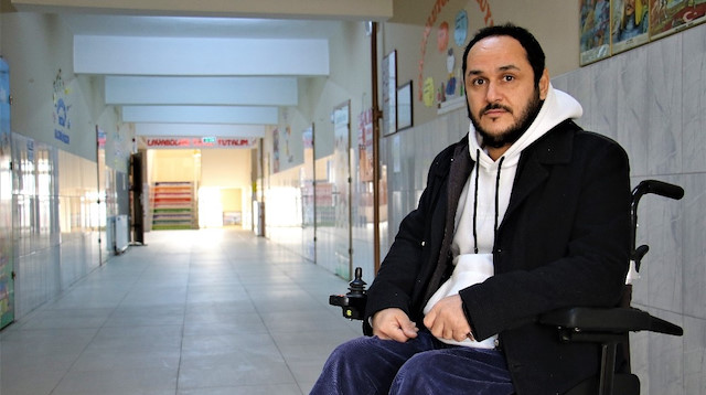 40 yaşındaki Mahmut Ataş, 1994 yılında arkadaşlarıyla birlikte yüzmeden dönerken otomobil çarpması sonucu omurilik zedelenmesinden dolayı bacaklarını kullanamaz hale geldi. 