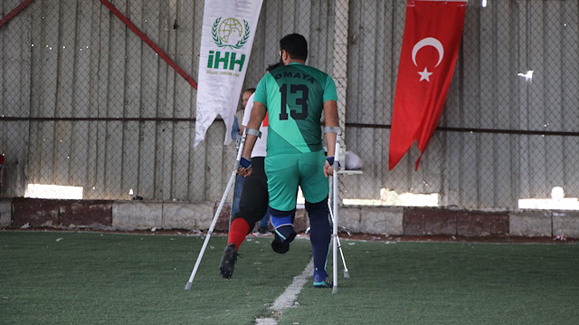 لاعبو فريقين من ذوي الإعاقة يخوضون مباراة ودية بعفرين السورية