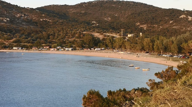 Foça Belediyesi'nin satmaya çalıştığı Kumburnu Plajı.
