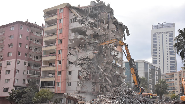 İzmir'de acil yıkılması gereken bina sayısı 506 olarak açıklandı.