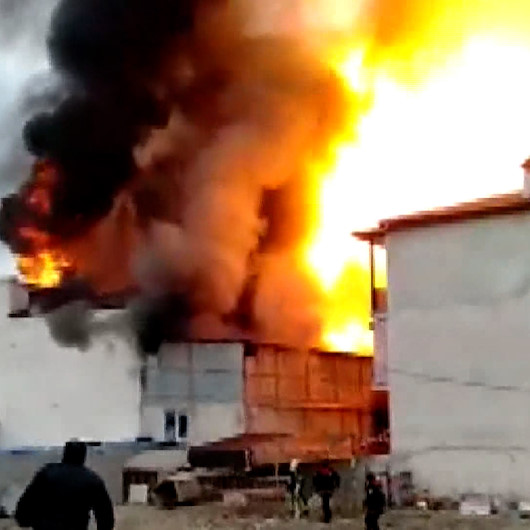 Denizli'de deterjan fabrikası alev aldı: Yangın çevredeki evlere sıçradı