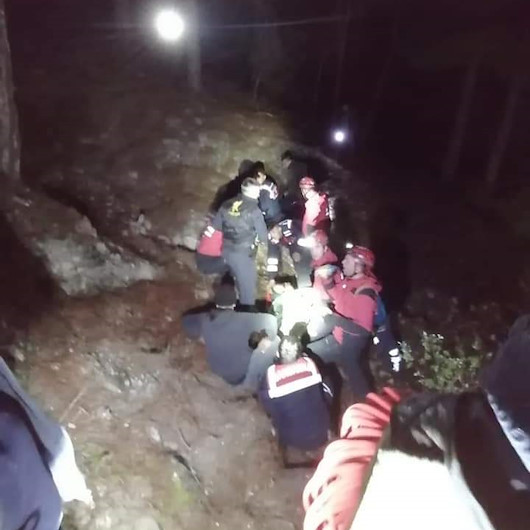 Kaçak avcıları yakalamaya çalışırken uçuruma yuvarlandı