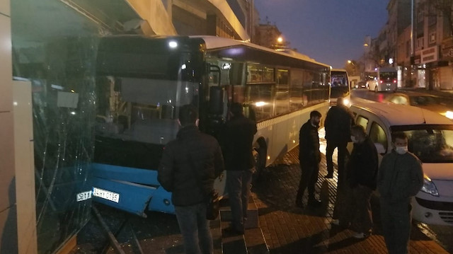 Ümraniye’de freni boşalan özel halk otobüsü iş yerine girdi