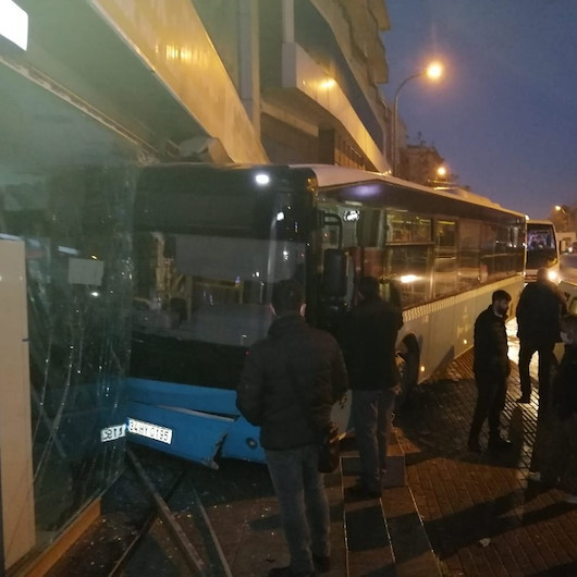 Ümraniye’de freni boşalan özel halk otobüsü iş yerine girdi