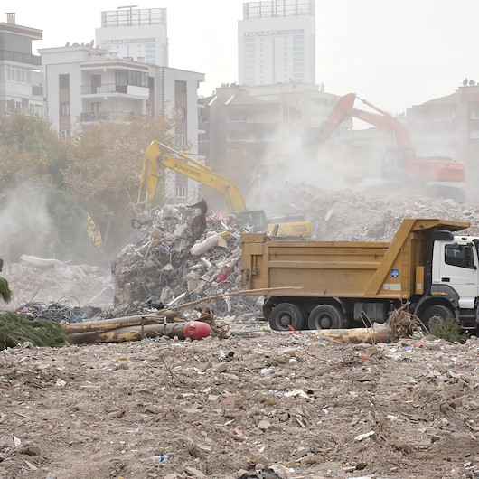 İzmir depreminde hasar gören binaların yıkımından yükselen toza esnaf tepkisi