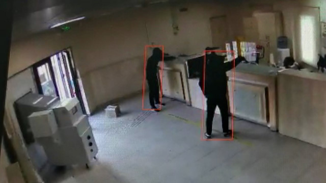 PTT şubesinde silahlı soygun anı kamerada