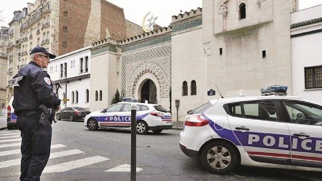 Macron yönetimin hazırladığı “İslamcı ayrılıkçı” yasa tasarısı ile camilerin finansmanının daha sıkı şekilde denetlenmesi, Müslümanlar üzerindeki baskıyla Müslüman derneklerin kontrolünün artırılmas hedefleniyor.