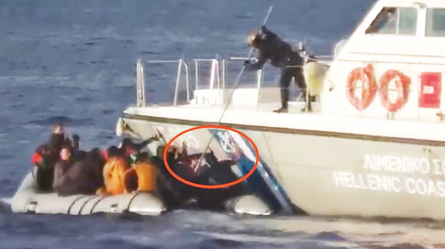 Görüntülerde mültecilerin botlarının batırılmaya çalışıldığı açıkça görülüyor.