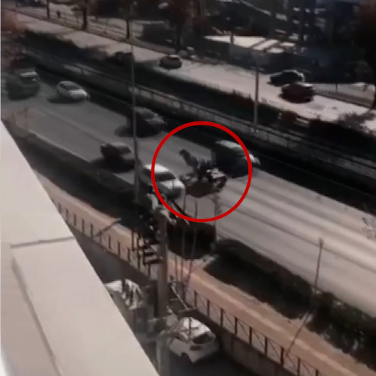 At arabalı hırsız işlek caddede ters istikamette giderek tehlike saçtı