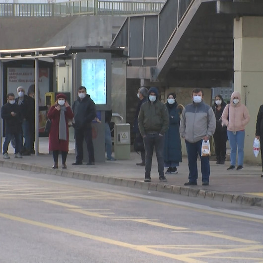 Sokağa çıkma kısıtlamasından muaf olanların otobüs çilesi: Bir buçuk saattir otobüsü bekliyorum