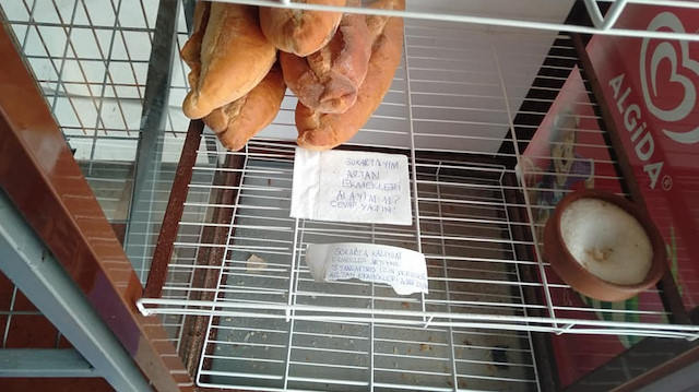 Bodrum'da bir marketin ekmek dolabına bırakılan not duygulandırdı.