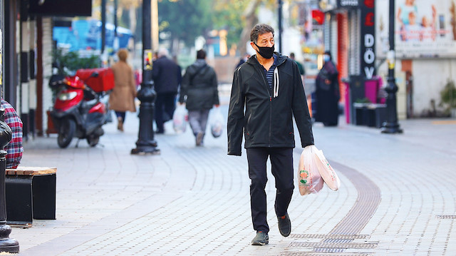 İstanbul'da kısıtlama nedeniyle cadde ve sokaklar sessizliğe büründü.