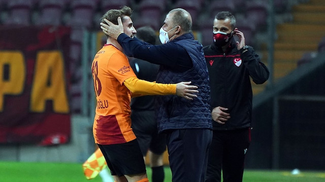 Fatih Terim, attığı gol sonrası genç oyuncuyu kutladı.