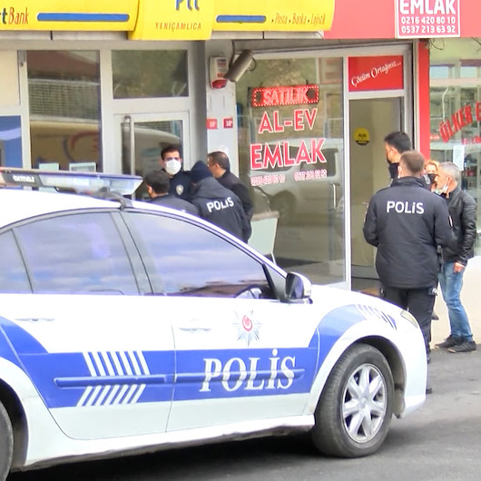 Ataşehirde PTTye giren silahlı soyguncu pişman olup para ve silahını yere bırakarak teslim oldu