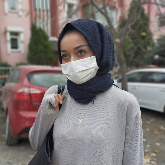 Alkollü şahıs evinin balkonundan başörtülü kadına küfürler savurdu