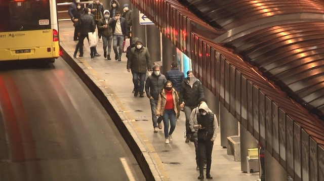 Korona virüse karşı alınan tedbirler kapsamında uygulanan hafta sonu sokağa çıkma kısıtlaması sona erdi. Haftanın ilk iş gününde İstanbul’da hareketlilik başladı.