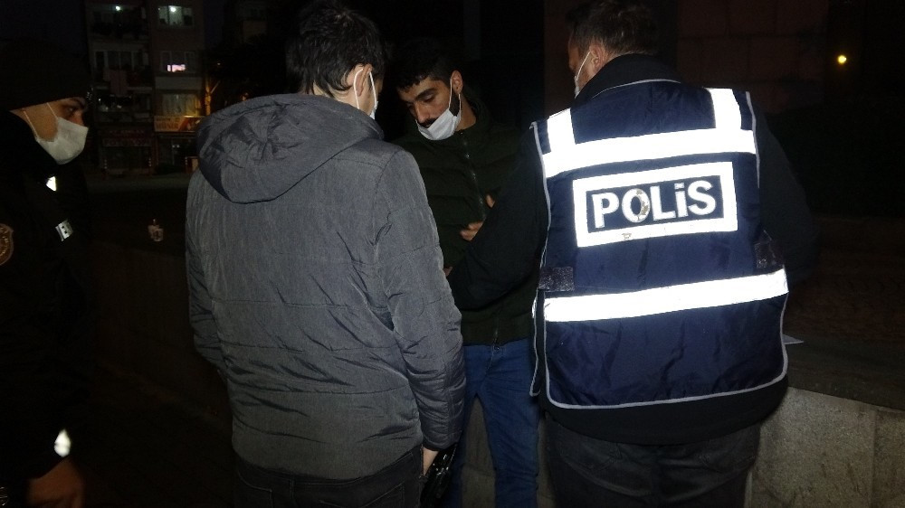 Aranma kaydı bulunan genç, polise adres sorunca gözaltına alındı.